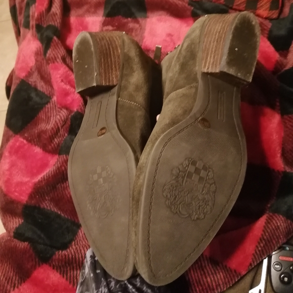 Cinza vince camuto army Green suede booties - Picture 3 of 5